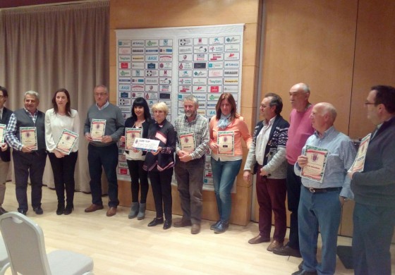 La generación del 57 entrega a Down Huesca 2.000 euros del concierto de Karina y Los Diablos
