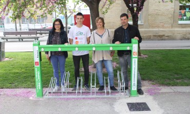 El Ayuntamiento pone en servicio un punto de recarga de bicicletas eléctricas en el Centro Manuel Benito Moliner