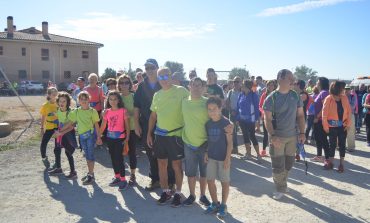 Unas 400 personas machan por Fonz para apoyar la culminación del albergue de Down Huesca