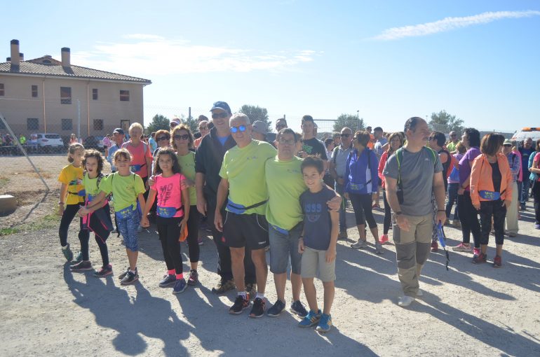 Unas 400 personas machan por Fonz para apoyar la culminación del albergue de Down Huesca