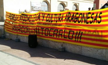 La plataforma aragonesa "No hablamos catalán" recoge 500 firmas en la plaza del Pilar