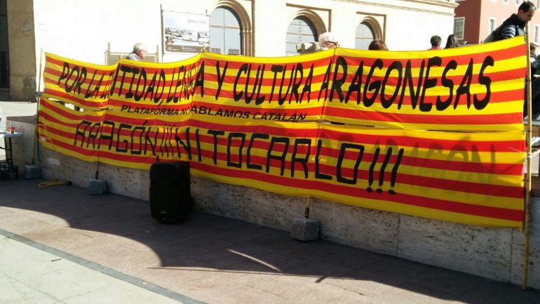 La plataforma aragonesa «No hablamos catalán» recoge 500 firmas en la plaza del Pilar