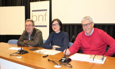 Versos de los jóvenes de la Asociación Down Huesca para alegrar a los viandantes de Binéfar
