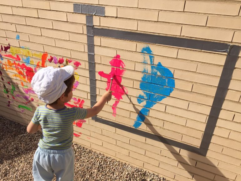 Maridaje perfecto el Arte de la Asociación Down y los peques de la Escuela Infantil Las Pajaritas de Huesca