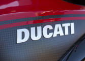Cuenta con los mejores complementos de moto de la marca Ducati