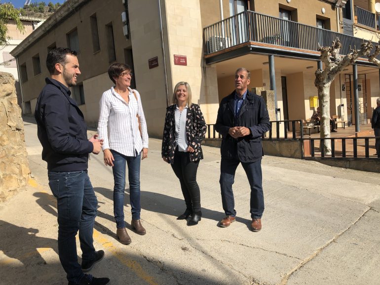 Los candidatos al Congreso y al Senado por el PSOE del Alto Aragón han visitado Salas Altas junto a su alcaldesa, Isabel Lisa