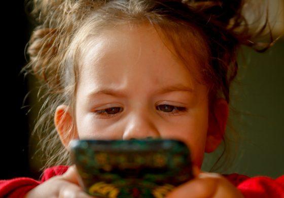 ¿Cómo y por qué deberías monitorear el móvil de tus hijos?