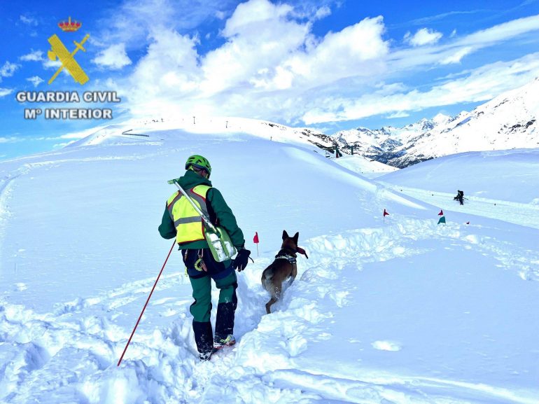 La Guardia Civil realiza un plan de instrucción de perros de búsqueda en Formigal-Panticosa